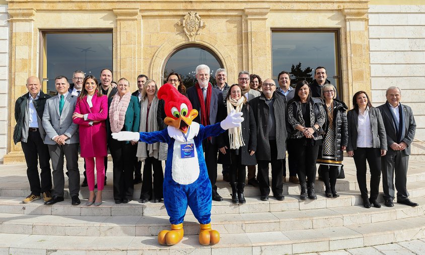 Foto conjunta de tots els participants al conveni Corner de promoció turística