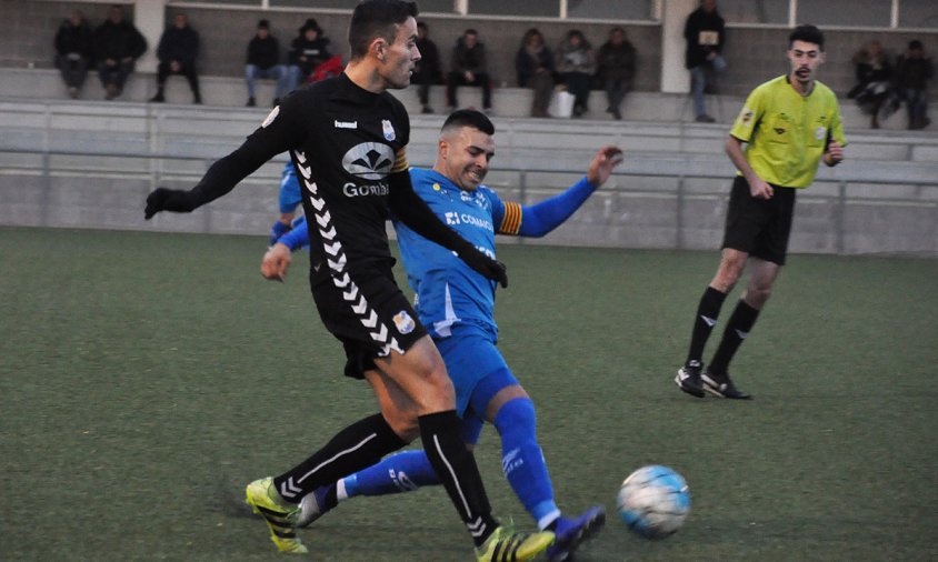 Nico disputa una pilota a un jugador de la Rapitenca en el partit disputat aquest passat dissabte a la tarda a l'Estadi Municipal