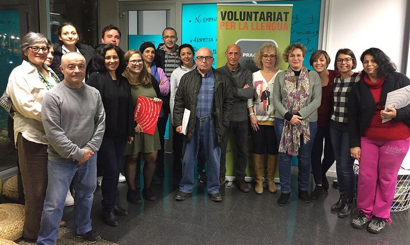 Imatge del grup de voluntaris i aprenents de Cambrils