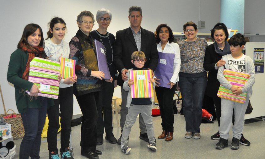 Foto de grup dels Superlectors 2018 de la Biblioteca, juntament amb el regidor Lluís Abella i la bibliotecària Rosa M. Fusté