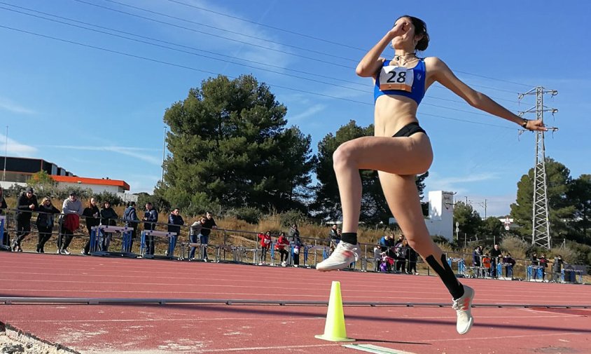 Nuria Caballero en un moment de la prova de salt de llargada, a l'Estadi d'Atletisme de Cambrils