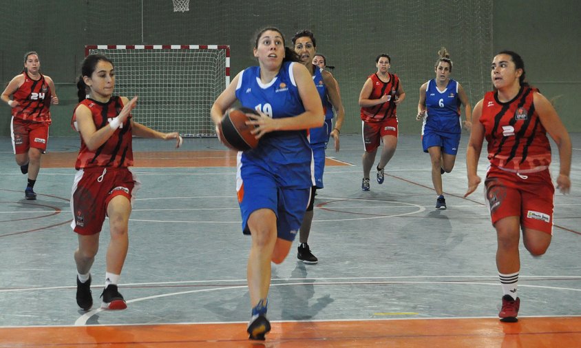 La jugadora del CB Cambrils Andreu envoltada de jugadores rivals, en un partit d'aquesta temporada