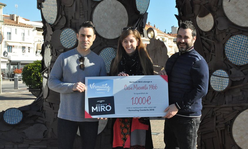 Els propietaris del restaurant Casa Macarrilla, Eduard i Xavier Martí, van rebre el premi de mans de la directora de Màrqueting de Vermuts Miró, Laura Prats