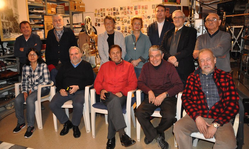 Foto de grup dels operadors de cinema presents a la trobada anual a la sala de Lluís Domingo