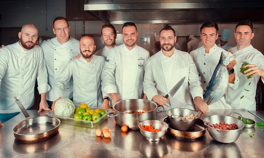 Foto de grup de bona part dels restauradors que s'han incorporat a la nova junta de l'AEH de Cambrils