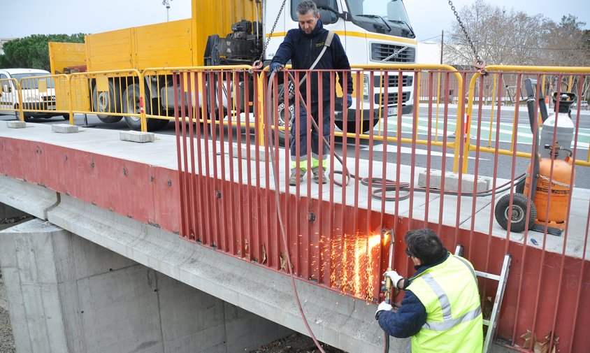 Tasques de retirada de la barana del pont de la riera d'Alforja, ahir al matí