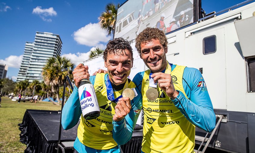 Jordi Xammar i Nico Rodríguez amb les medalles de campions