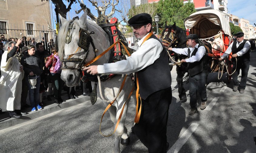 Pas dels Tres Tombs per davant de l'Ermita