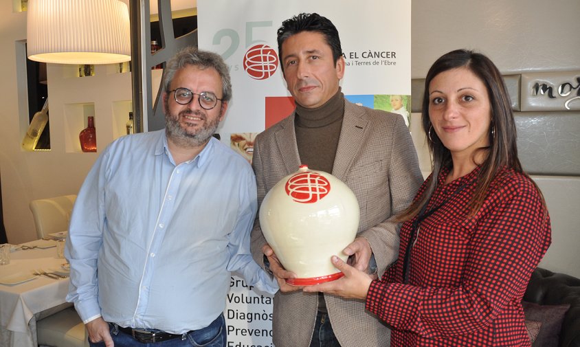 David Ortega, director de la Lliga Contra el Càncer de la demarcació de Tarragona i Terres de l'Ebre; amb Emiliano Garavini i Isabela Maria Valentín, propietaris dels restaurants