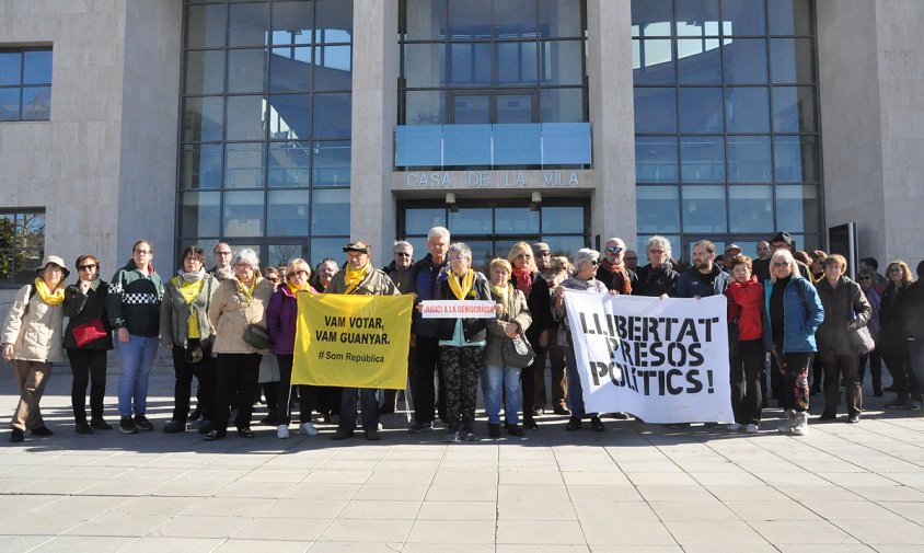 Concentració davant l'Ajuntament, ahir a les 12 del matí, com a protesta per l'inici del judici als presos polítics