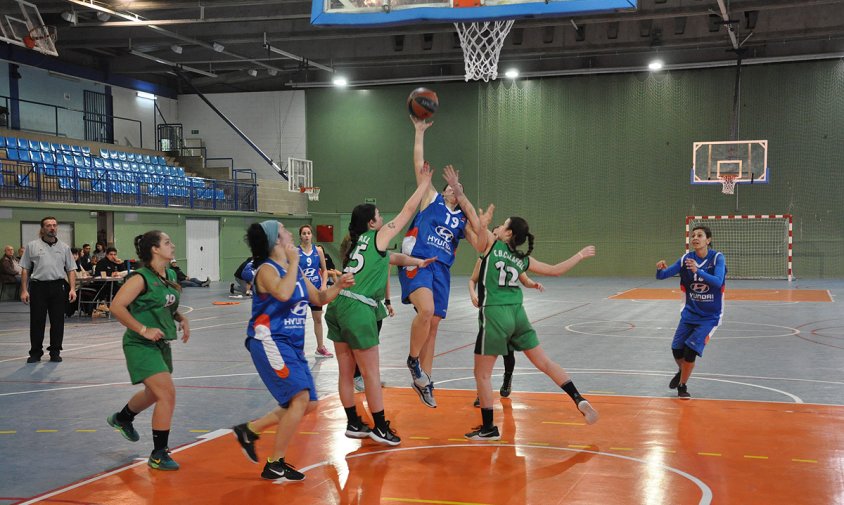 Un moment del partit que va enfrontar al CB Cambrils i al CB Calafell