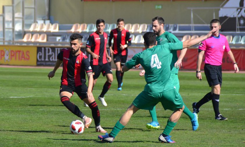 Imatge del partit entre el Reus B Cambrils i el Martinenc, a l'estadi Municipal de Reus