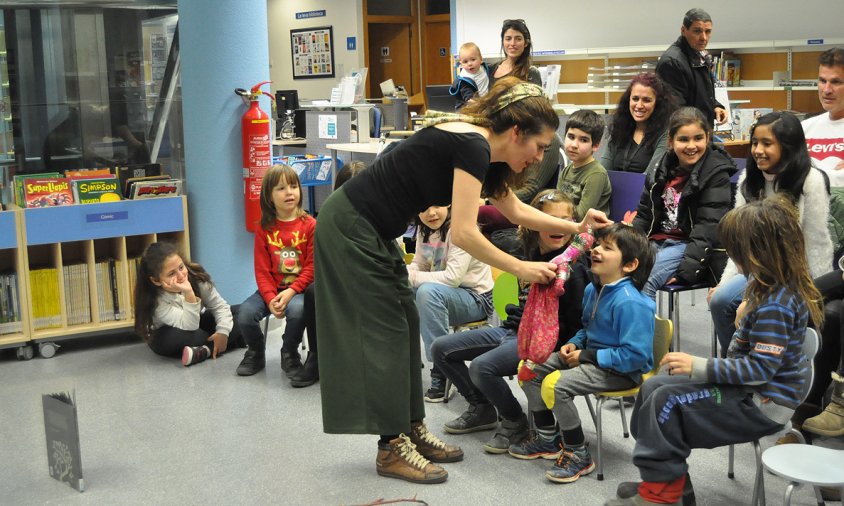 Un moment de la sessió de contes en família, ahir a la tarda a la Biblioteca