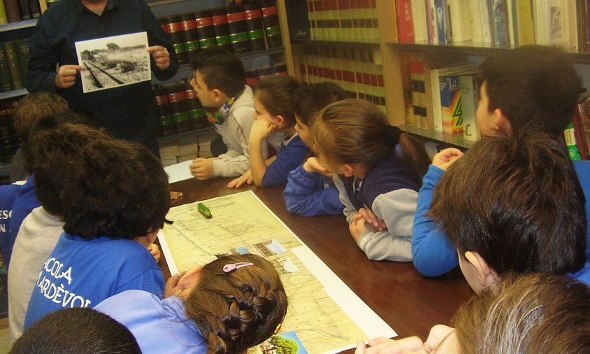 Alumnes de l'escola Joan Ardèvol van visitar, ahir, l'Arxiu Municipal