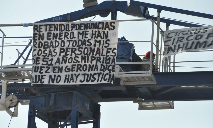 L'home està dalt de la grua des d'ahir al matí, a primera hora