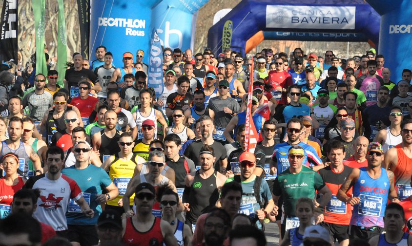 Moment de la sortida de la Mitja Marató, ahir al matí