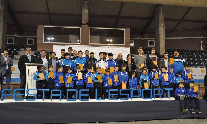 Foto de grup d'alguns futbolistes del Cambrils Unió que van participar a la Festa de l'Esport