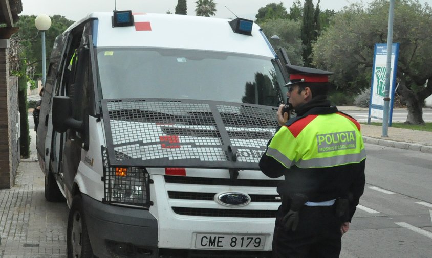 Imatge d'arxiu d'un agent i un vehicle policial dels Mossos d'Esquadra