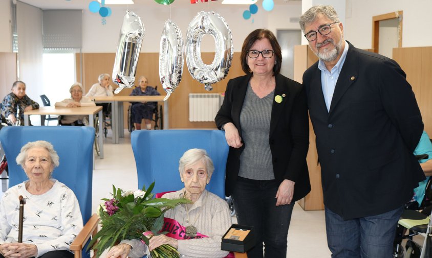 L'alcaldessa Camí Mendoza i el regidor de Benestar Social, Josep M. Vallès, van anar a felicitar a la centenària Pilar Alayeto