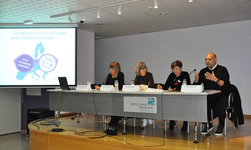 Un moment de la taula rodona organitzada ahir al vespre al Centre Cultural. D'esquerra a dreta: Susana Pérez, Inma Pastor, Marta Domènech i Joaquim Millan