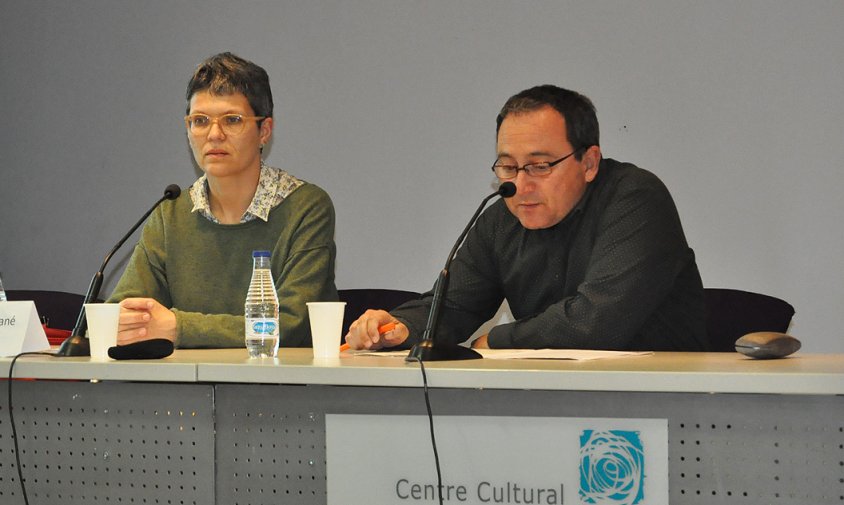 Neus Oliveras i Gerard Martí, ahir, en la xerrada "La violència de gènere no és cosa de dones"