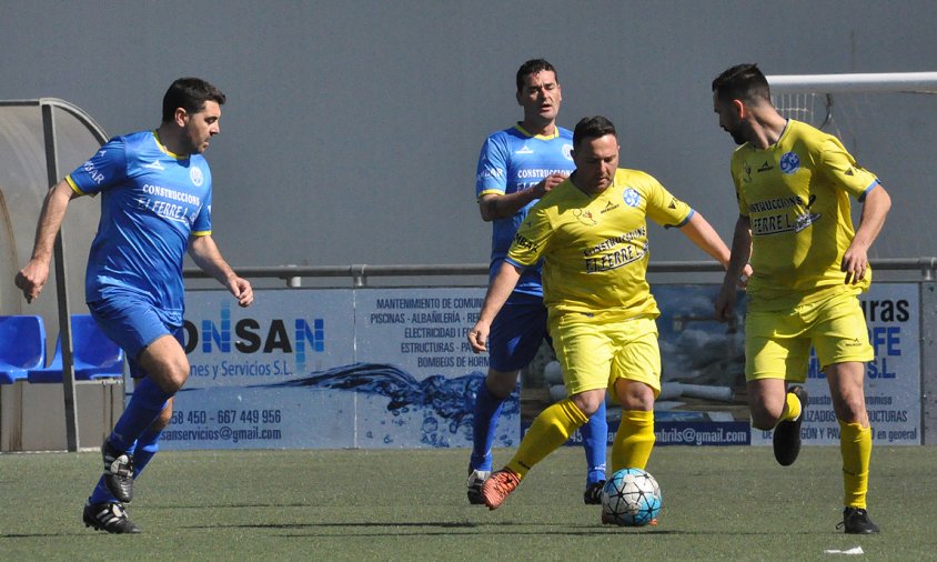 Un moment de la disputa del triangular de futbol, aquest passat diumenge al matí