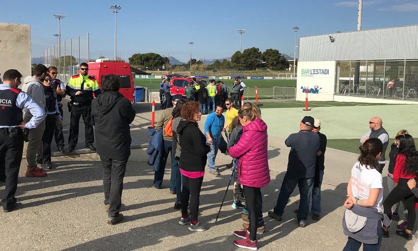 Aquest matí, al camp de futbol, s'ha coordinat el dispositiu per seguir amb la recerca