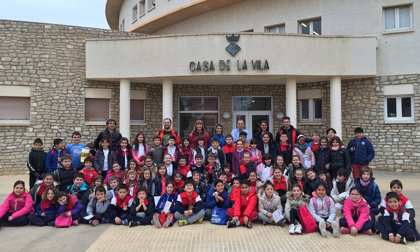 Foto de grup dels alumnes que van visitar la Casa de la Vila de l'Hospitalet de l'Infant