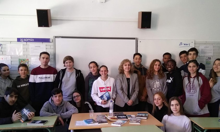 Alumnes de l'institut Ramon Berenguer IV amb l'escriptora Maria Carme Roca