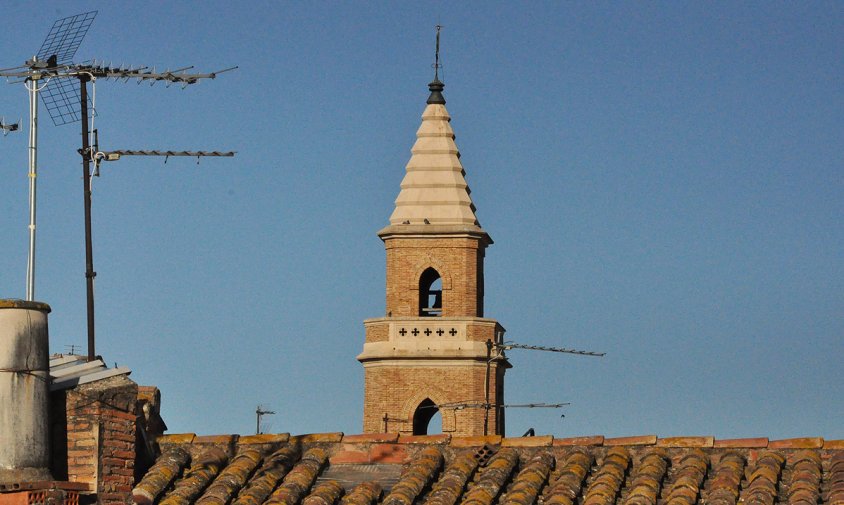 Campanar de l'església de Santa Maria sobresortint per damunt de les teulades del Barri Antic