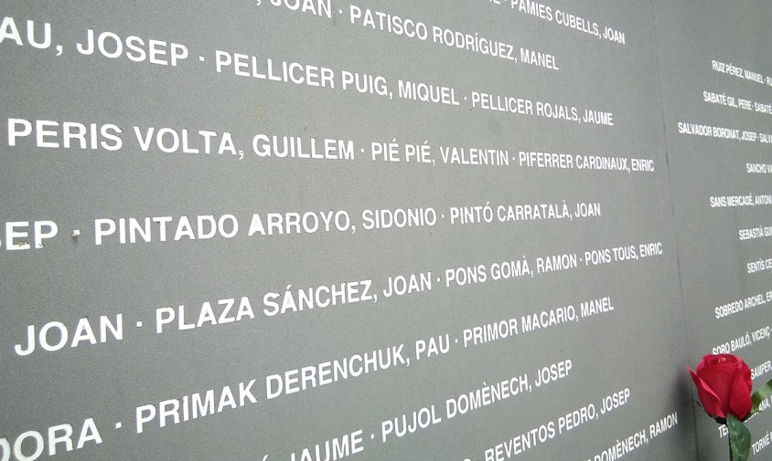 Placa del monument 'Dignitat' que hi ha a la fossa comuna del cementiri de Tarragona en record de 771 afusellats pel franquisme majoritàriament al Turó de l'Oliva i on figura el nom de Sidonio Pintado / foto: Ignasi Martí
