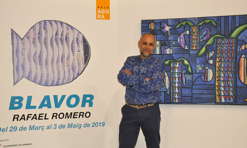 Rafael Romero amb algunes de les seves obres de l'exposició