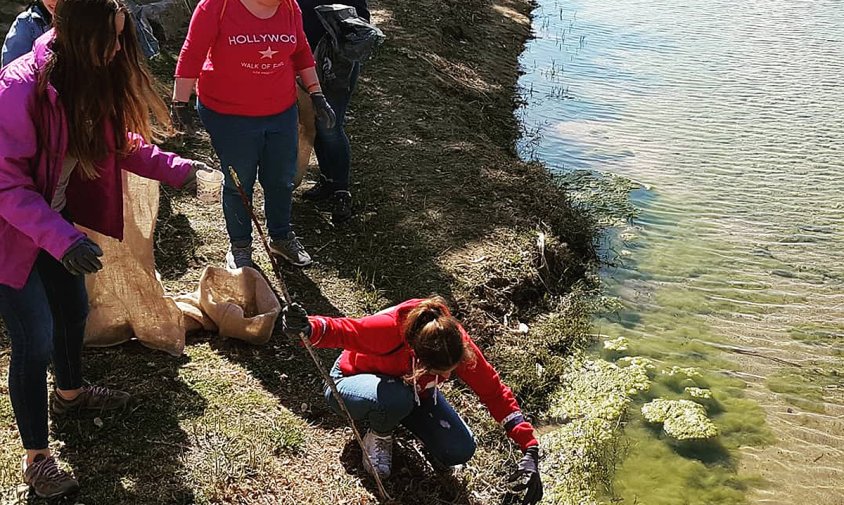 Un moment de la recollida de brossa, a la zona del barranc del Regueral