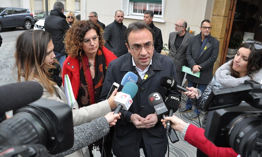 Josep Rull atenent la premsa acompanyat de Mercè Dalmau, aquest matí