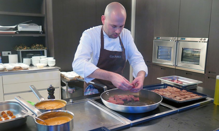 Demostració culinària del xef cambrilenc Arnau Bosch a l'acció promocional a Bilbao