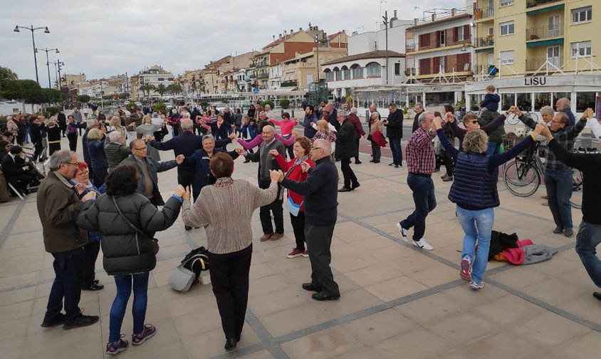 La ballada de sardanes es va fer, el diumenge al matí, al port