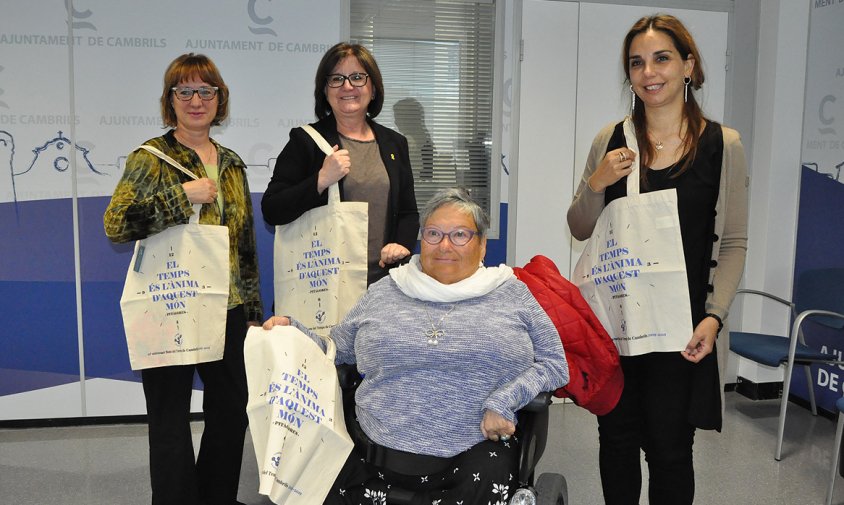 Presentació de la festa del desè aniversari del Banc del Temps. D'esquerra a dreta: Montse Mañé, Camí Mendoza, Pepita Ferrando i Ana López amb les bosses commemoratives que s'obsequiaran a la festa