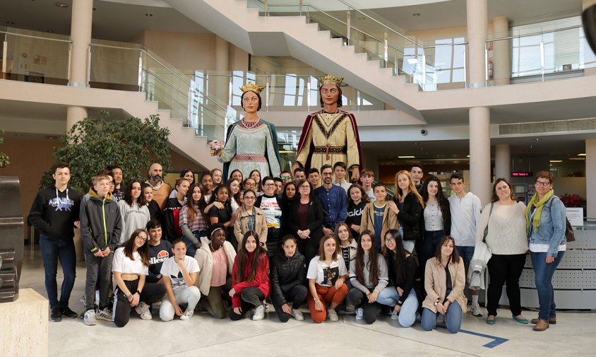 Foto de grup dels alumnes francesos al consistori cambrilenc