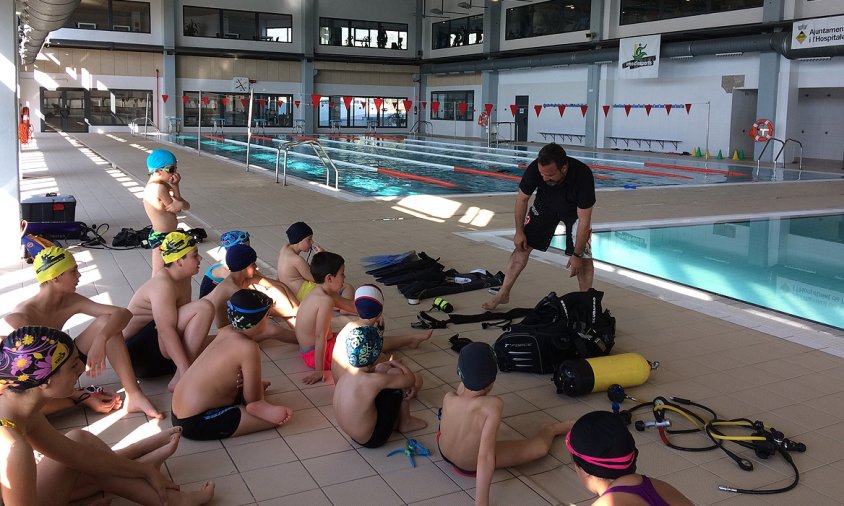 Imatge d'una de les activitats a la piscina