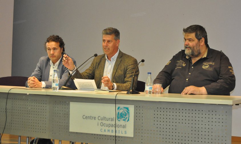 Presentació del llibre "Macondo Beach", ahir al vespre al Centre Cultural. D'esquerra a dreta, el presentant de l'editorial Cossetània, Jordi Ferré, el regidor de Cultura, Lluís Abella, i l'autor Sebastià Bennasar