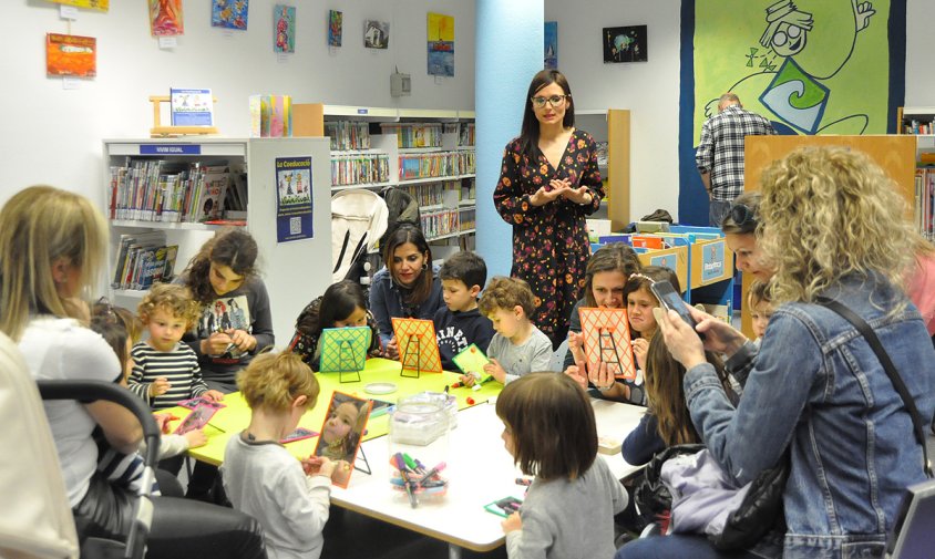 Un moment del taller amb l'escriptora Míriam Ródenas