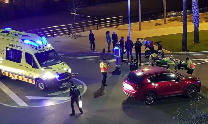 Imatge de l'accident que es va produir el passat divendres a la nit entre un turisme i una motocicleta