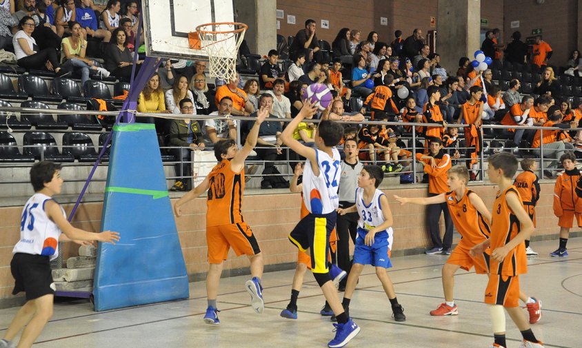 Un moment del partit del CB Cambrils contra el col·legi Doctor Azúa