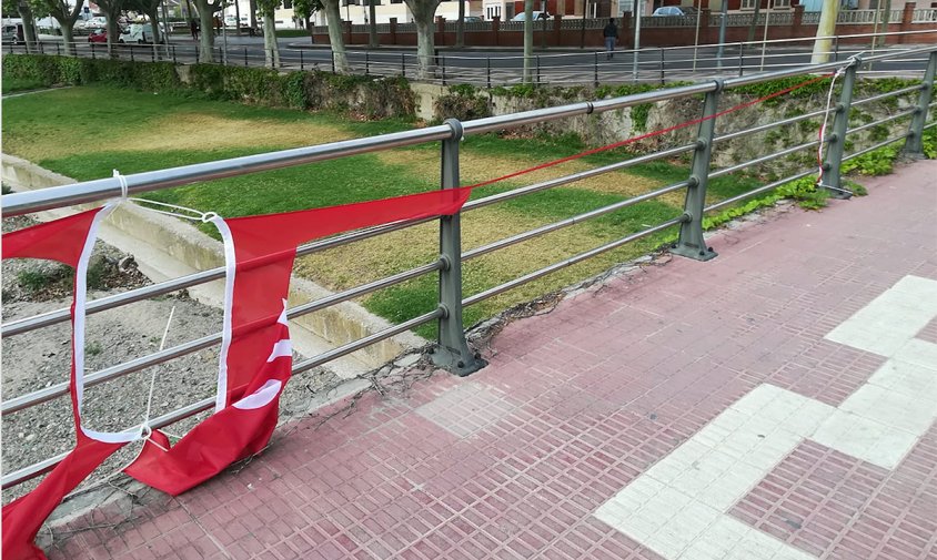 Imatge d'una pancarta trencada a un dels ponts de la riera d'Alforja