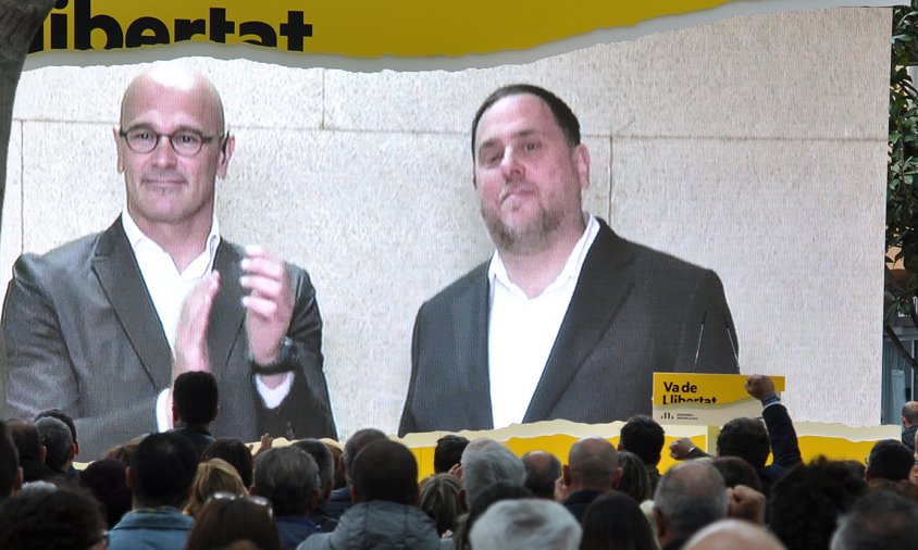 Raül Romeva i Oriol Junqueras en la pantalla durant la connexió en directe amb la presó de Soto del Real