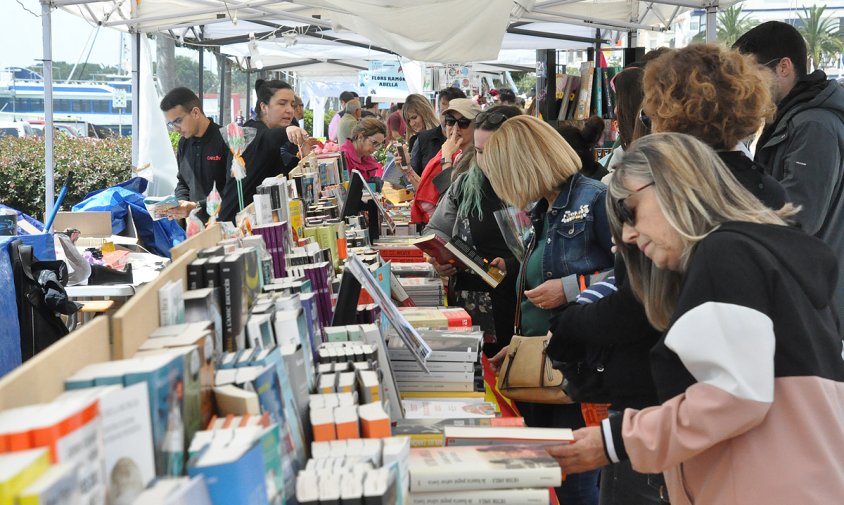 Parada de llibres al mercat de Sant Jordi, al port de Cambrils