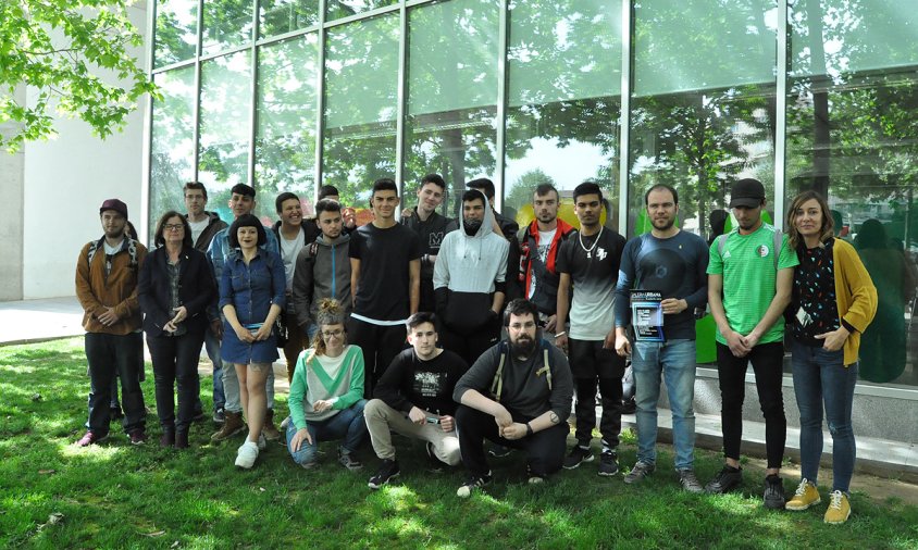 Foto de grup dels joves participants a la segona edició del projecte Galeria Urbana
