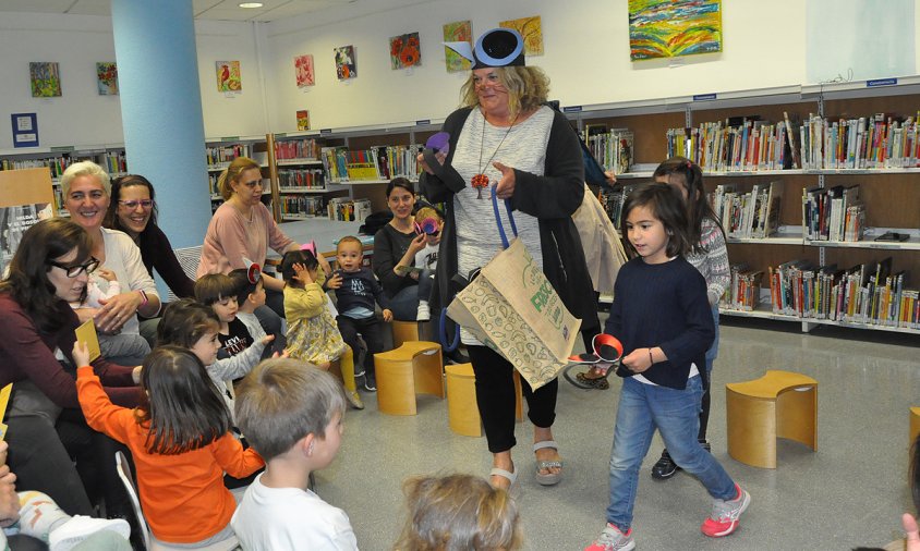 Imatge de la sessió de contes, ahir a la tarda, a la Biblioteca