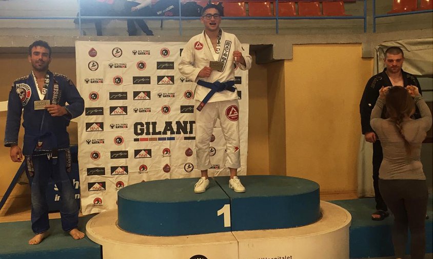 Othmane Laabbas dalt del podi com a campió de la seva categoria de jujitsu