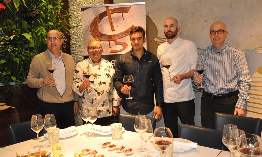 Joan M. Sabaté, gerent del celler de Capçanes; els cuiners Diego Campos, Rubén Campos i Arnau Bosch, i el president del celler de Capçanes, Lluís Molina, ahir a la selecció de les tapes de la Nit de les Garnatxes